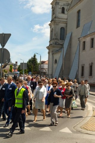 Przemarsz uczestników Jubileuszu Szkoły